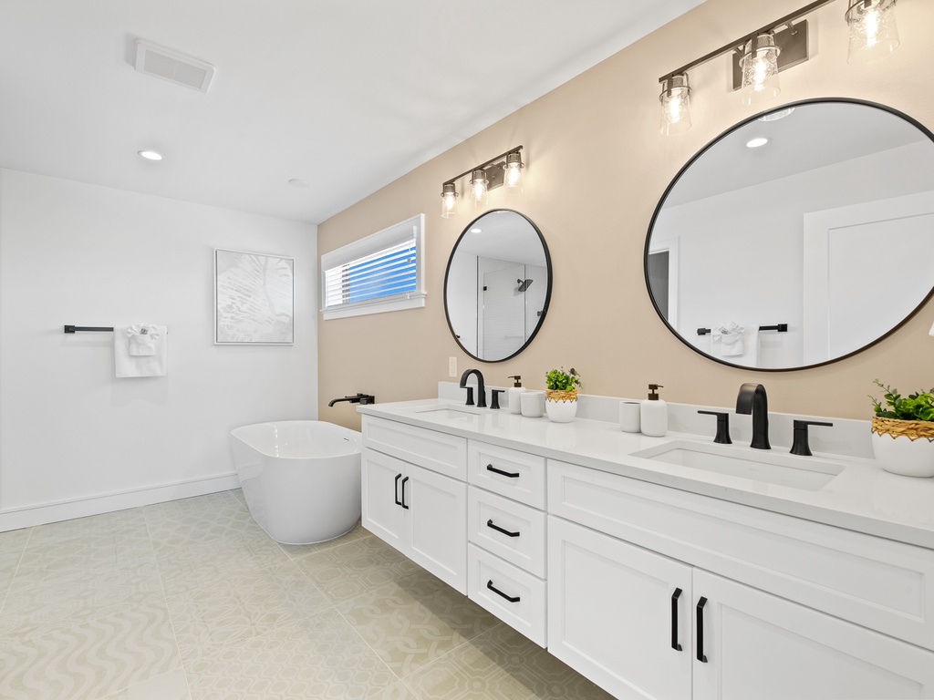 Master Bedroom (3rd floor): Ensuite Bathroom