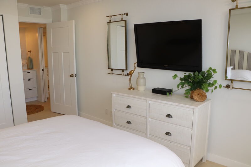 Second Bedroom, Queen