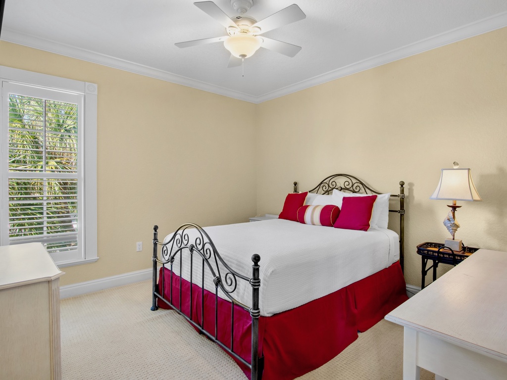 Second Bedroom (2nd floor), Queen bed