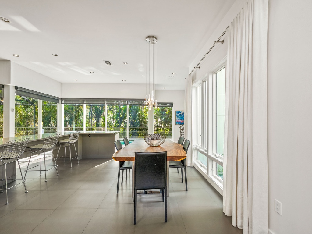 Comfortable Dining Space for Six