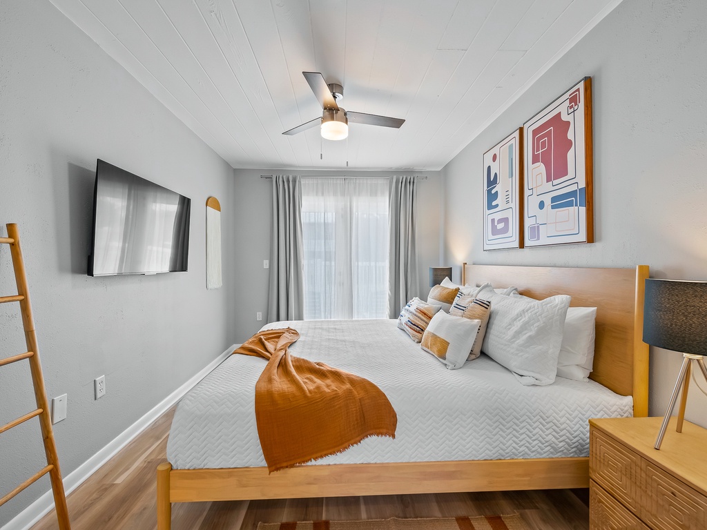 Third Bedroom (Second Cottage), King bed