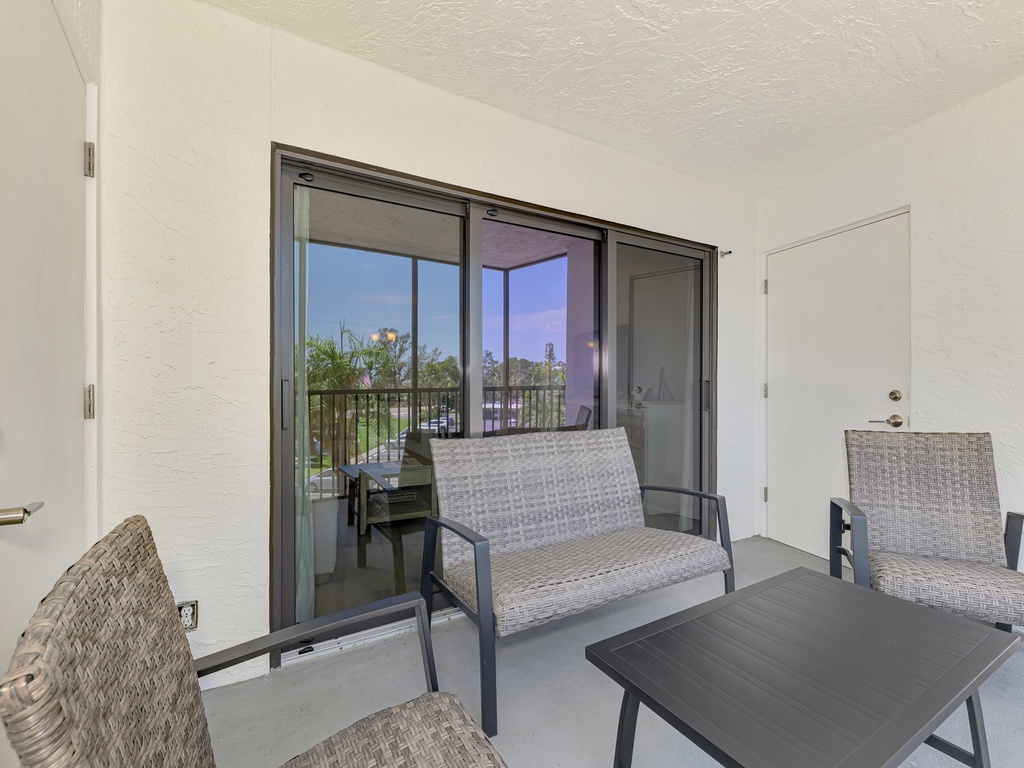 Screened-in Balcony