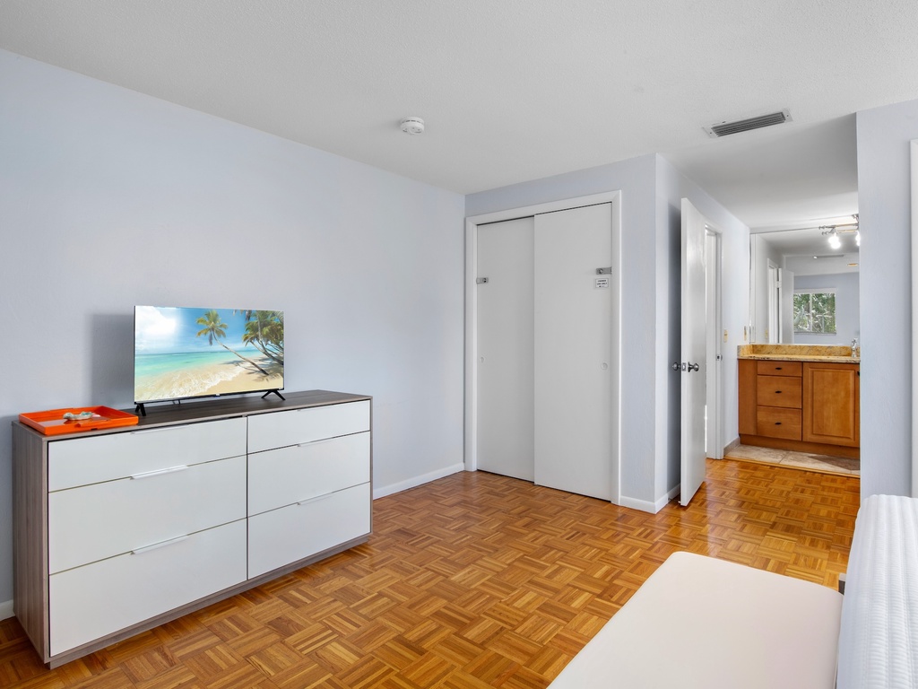 Primary Bedroom, Queen