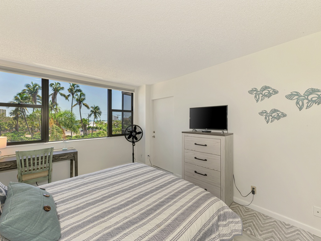 Second Bedroom, Queen bed