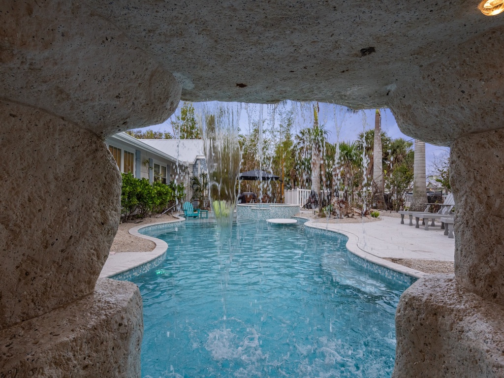 Private Pool, Waterfall