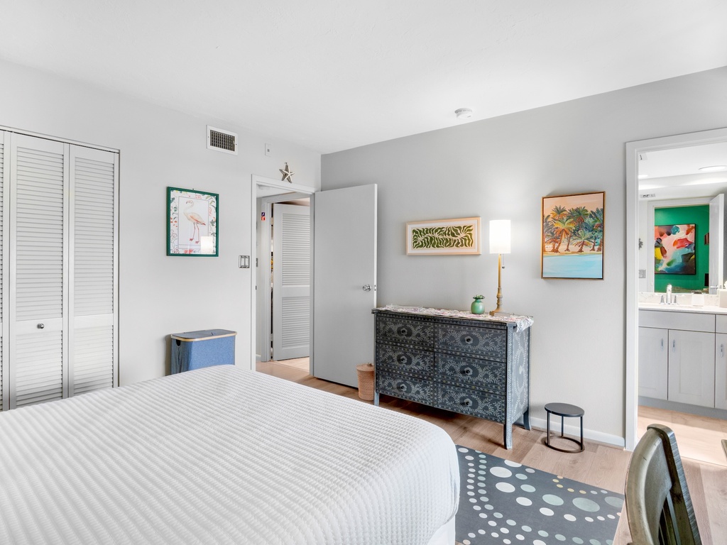 Second Bedroom, Queen