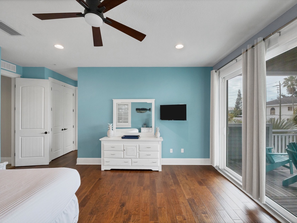 Primary Bedroom (4th floor), King bed