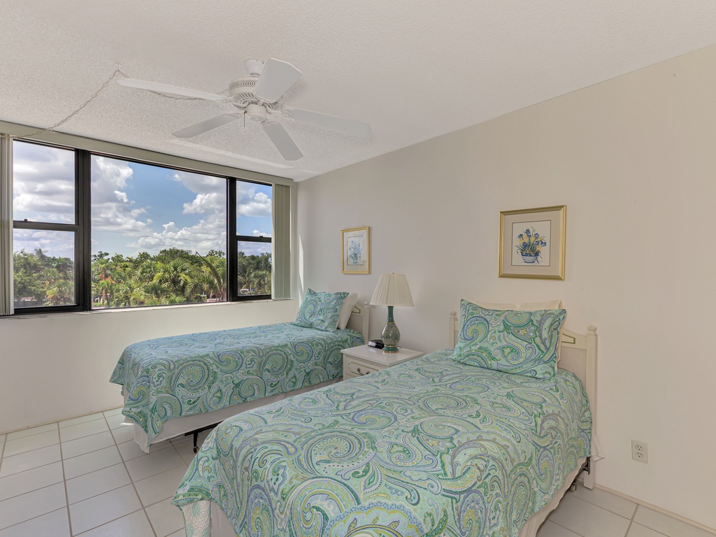 Second Bedroom, Two Twin beds