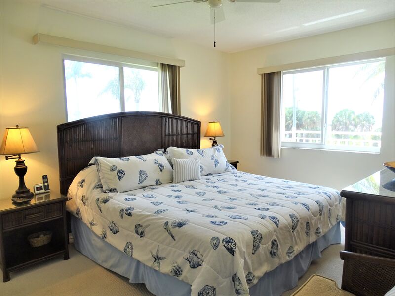 Master Bedroom - Queen