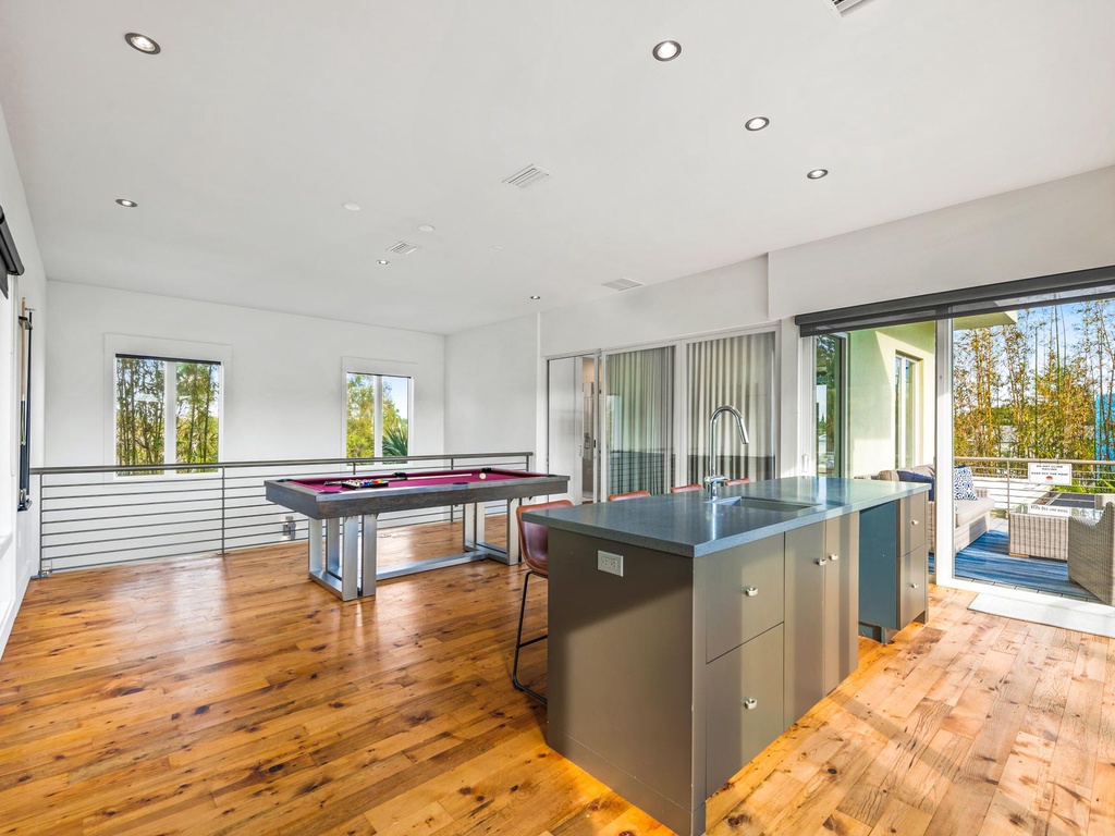 Game Room - Pool Table, Wet Bar, Balcony with Seating