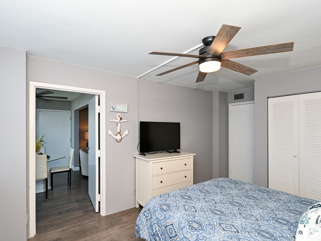 Second Bedroom, Queen