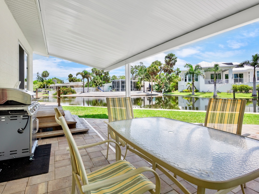 Poolside Dining, Outdoor Grill