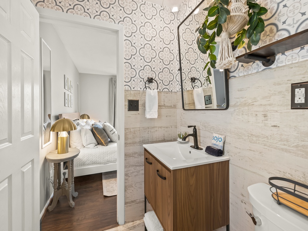 Primary Bedroom (Main Cottage), Ensuite Bathroom