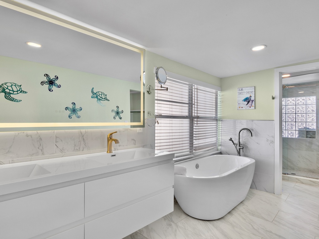 Primary Ensuite Bathroom with Soaking tub