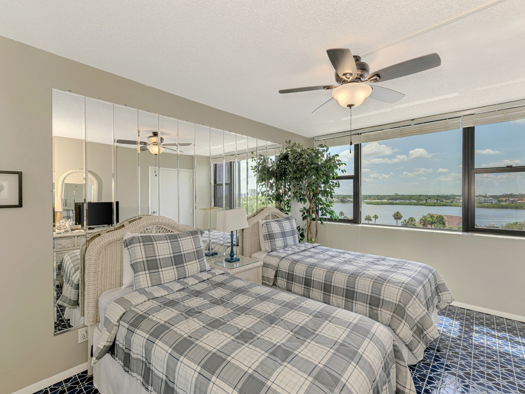 Second Bedroom, Two Twin beds