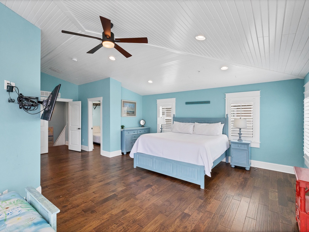 Primary Bedroom (4th floor), King bed