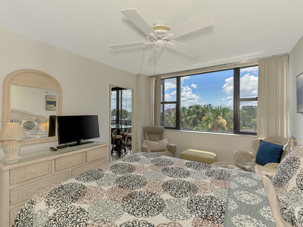 Second Bedroom, Queen