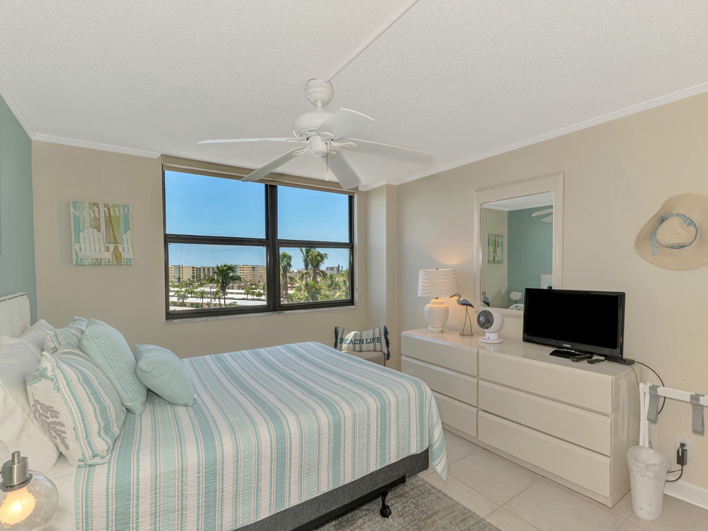 Second Bedroom, Queen bed