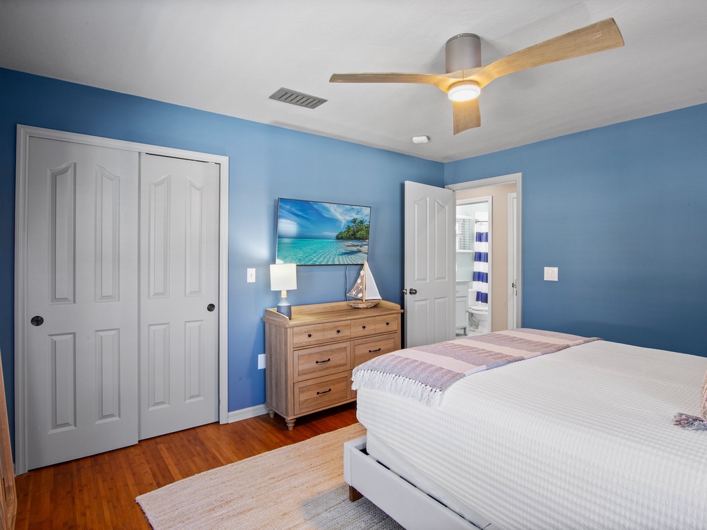 Third Bedroom, Queen