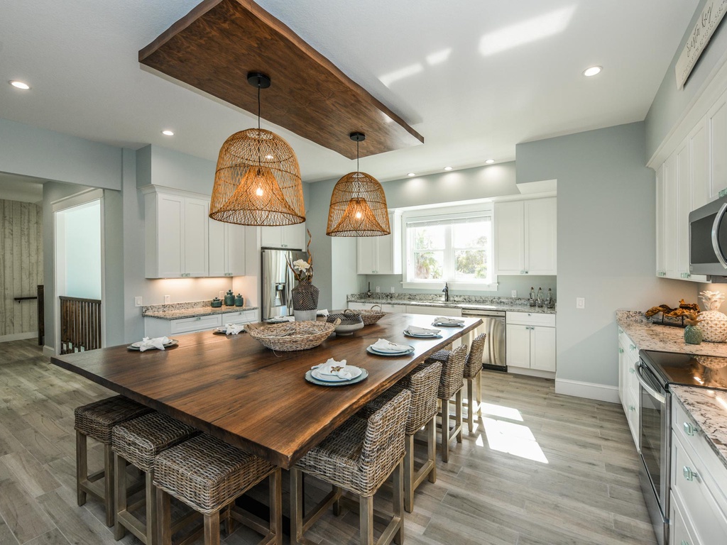 Beautiful dining room table for 14 in Kitchen