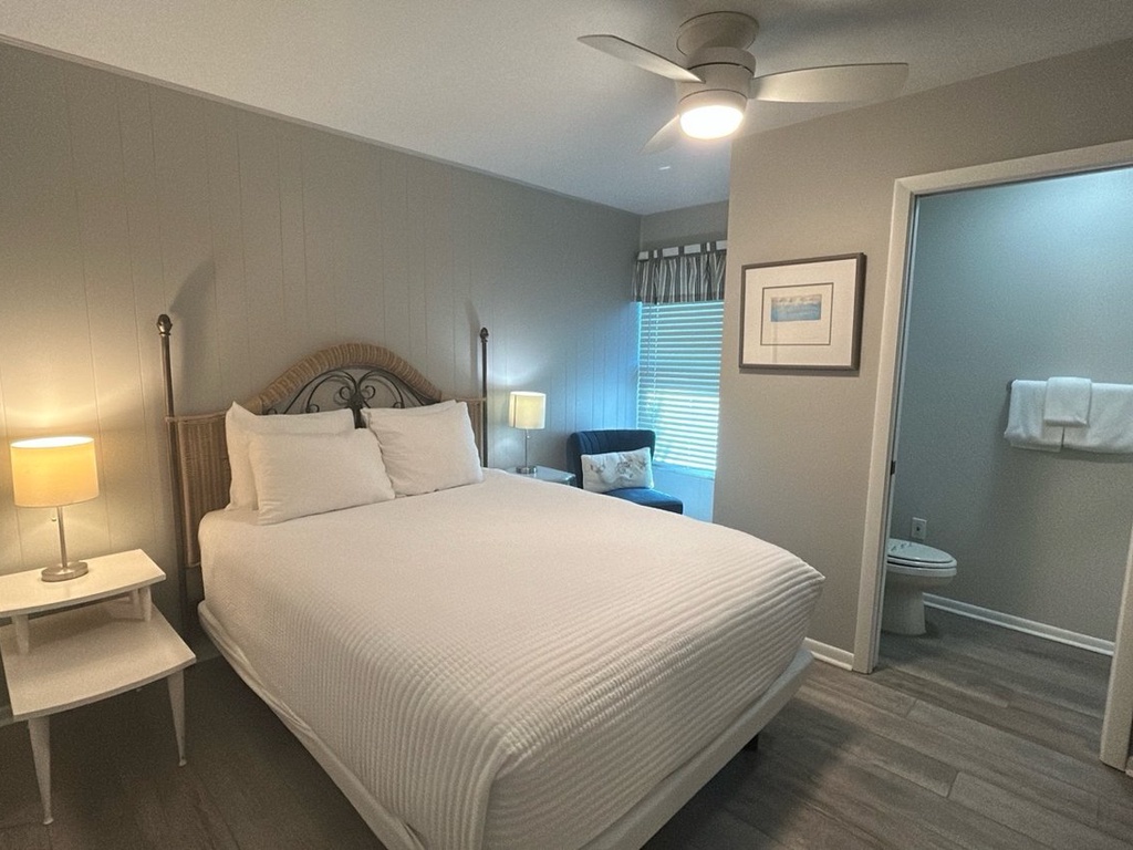 Primary Bedroom, Queen bed