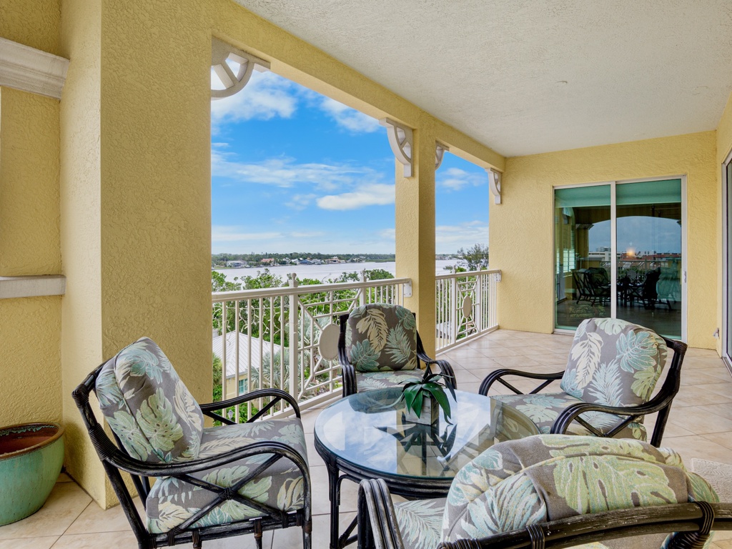 Main Balcony, Dining Area