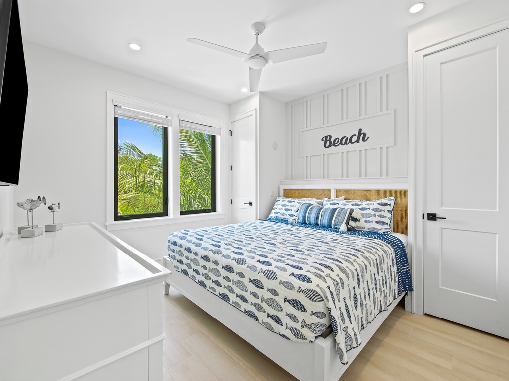 Sixth Bedroom (3rd floor): King bed