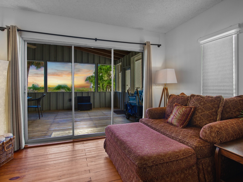 Open living to Screened in Lanai