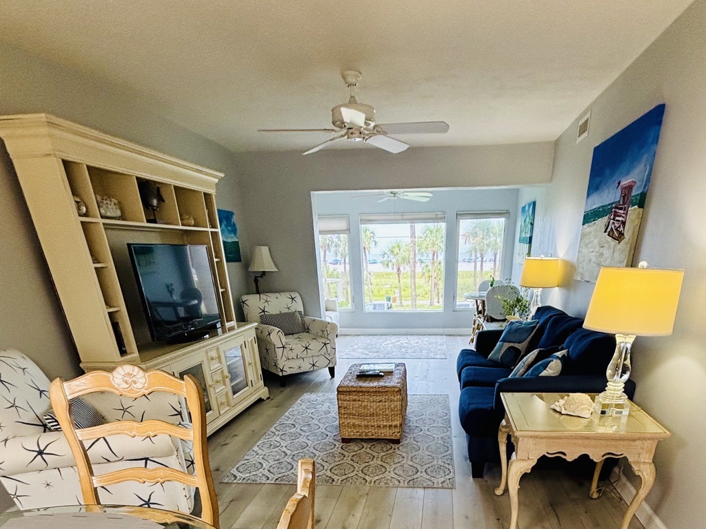 Living Area - Sunset Royale - 202