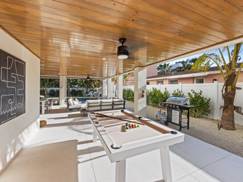 Outdoor Patio - Pool Table and Grill