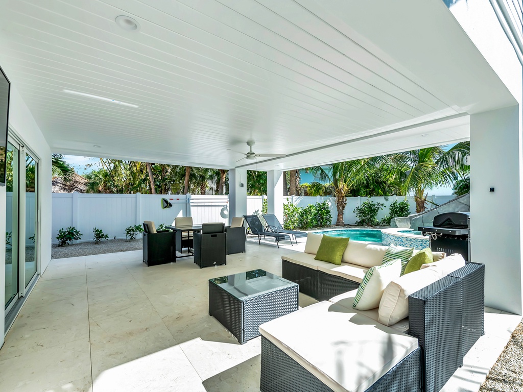 Outdoor Dining and Lounging