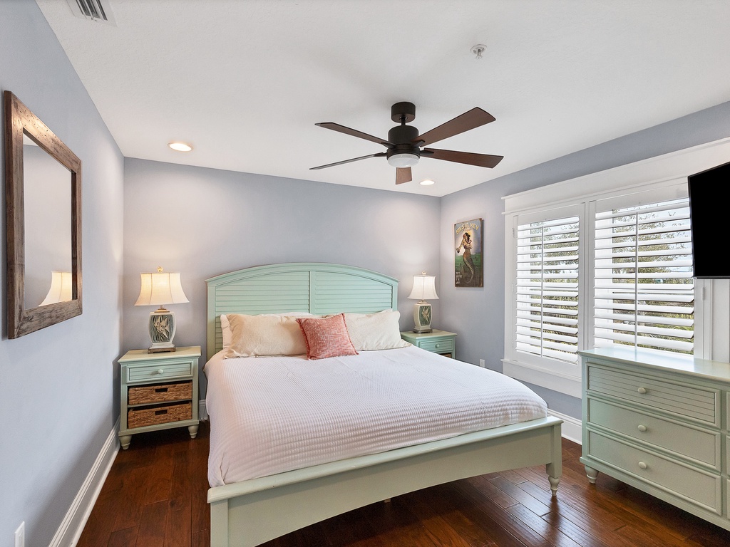 Fifth Bedroom (3rd floor), King bed