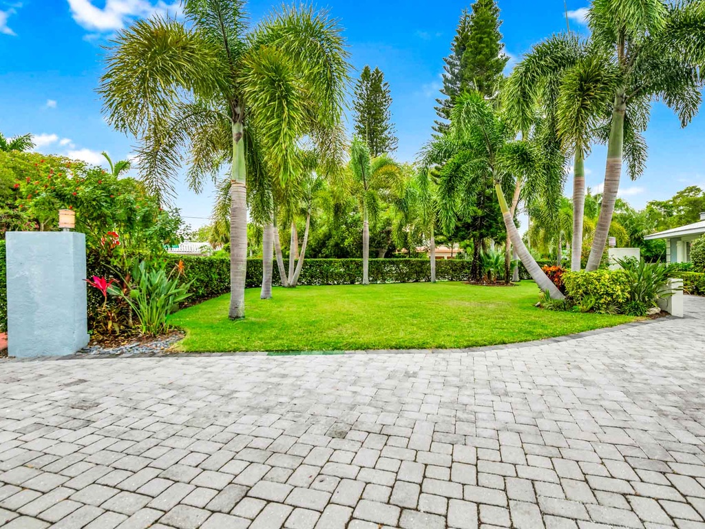 Front Yard - Blue Palm by Lido Key Vacations