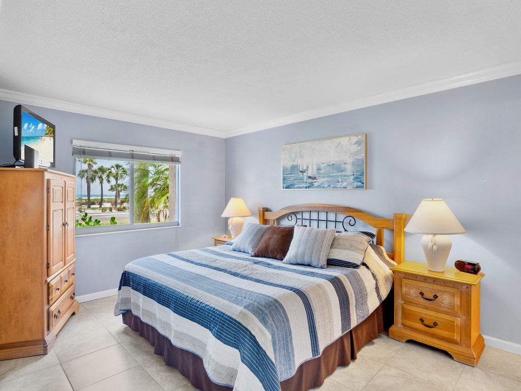 Primary Bedroom, Queen bed