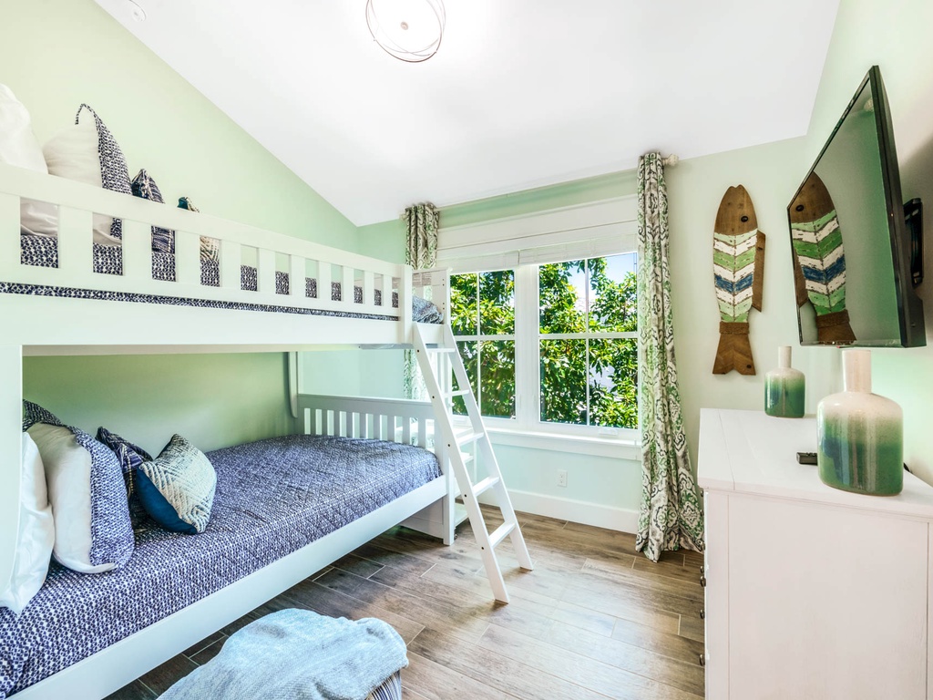 Sixth Bedroom (3rd floor), Full over Full bunk bed