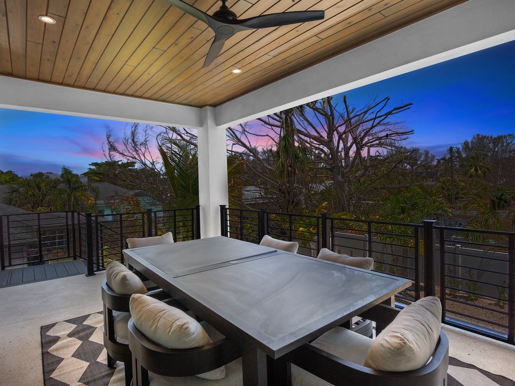 Main Balcony, Dining Area