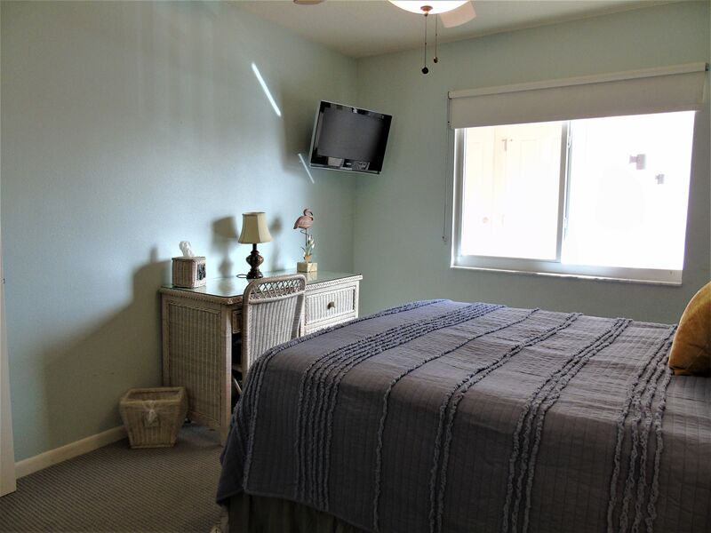 Guest Bedroom, Queen bed