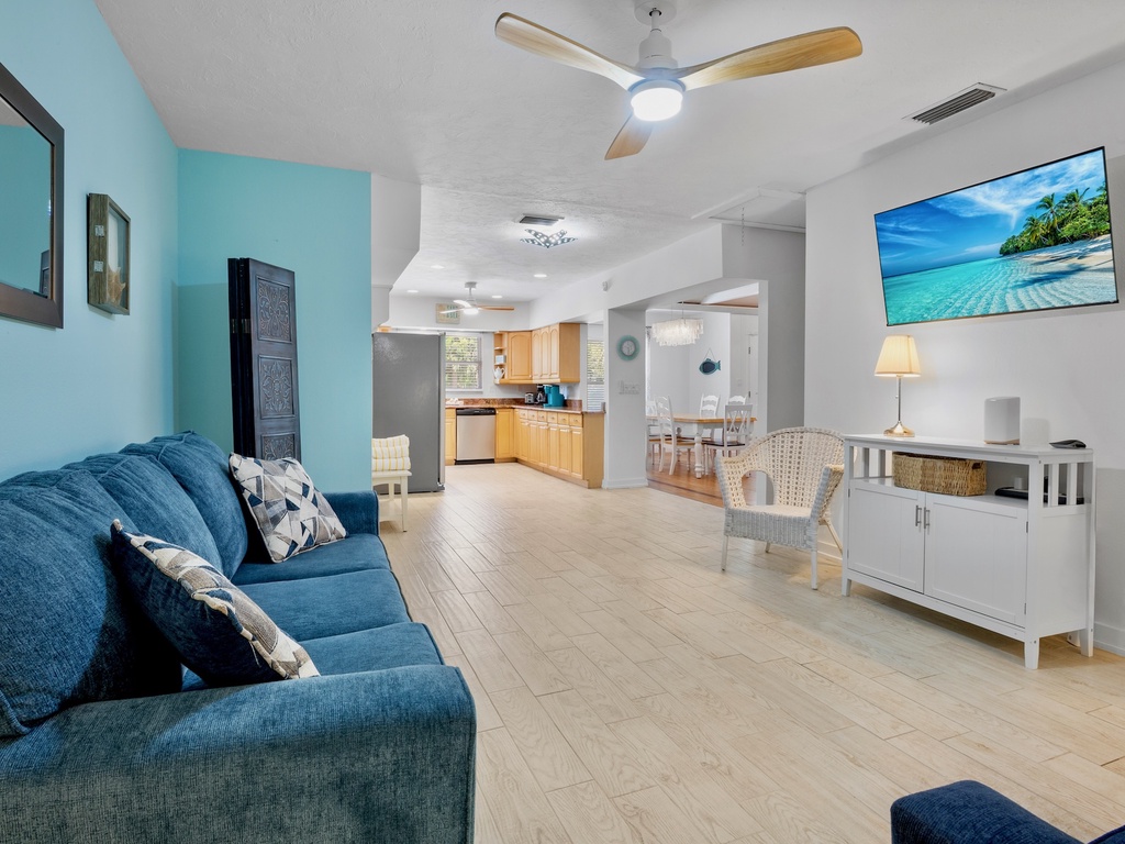Additional living area next to the kitchen