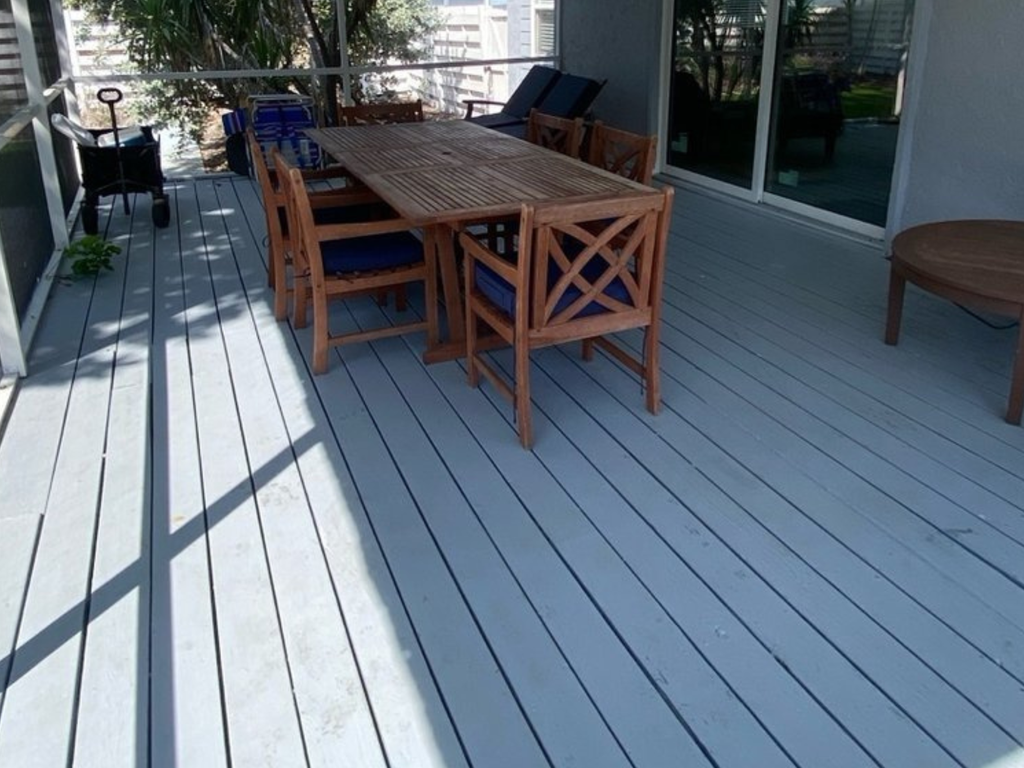 Screened-in lanai with outdoor dining