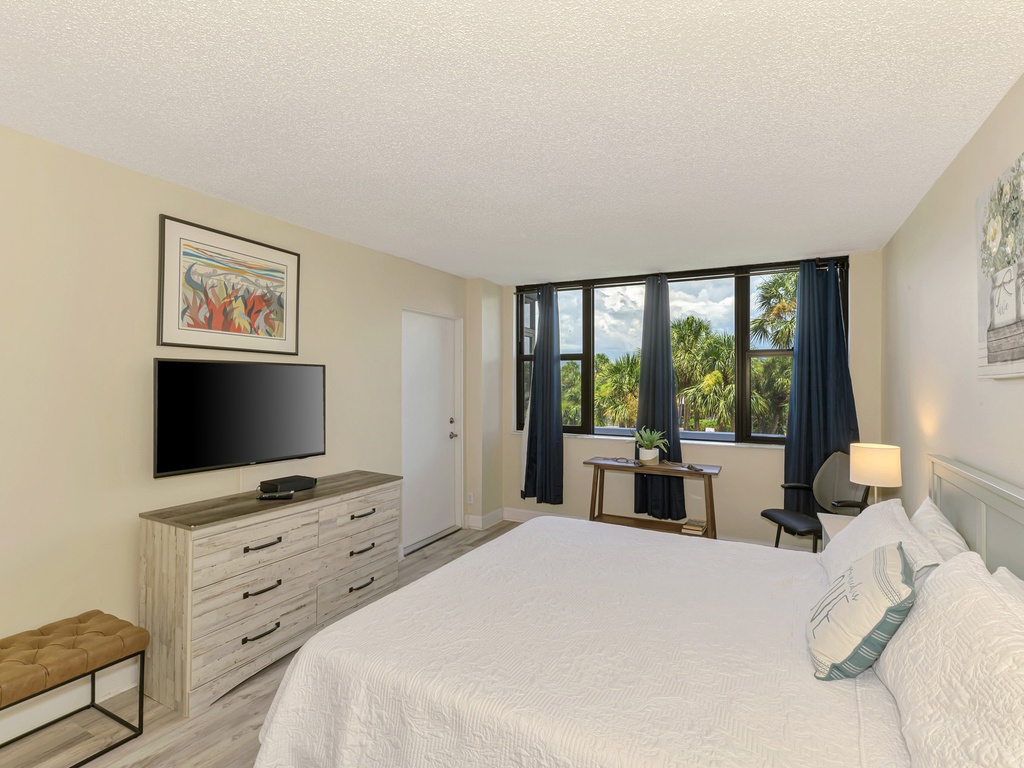 Second Bedroom, King