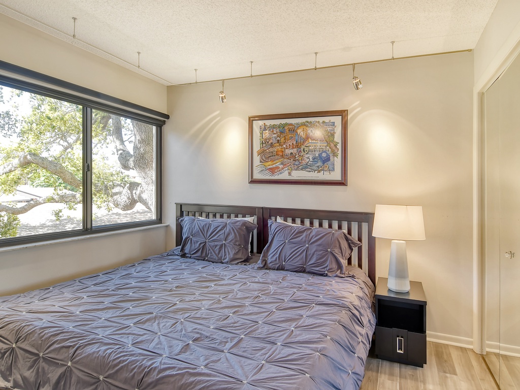 Guest Bedroom - Twins convert to King