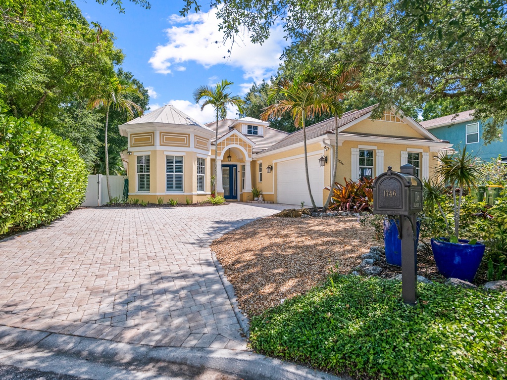 Off Tropic by Tropical Sands Accommodations