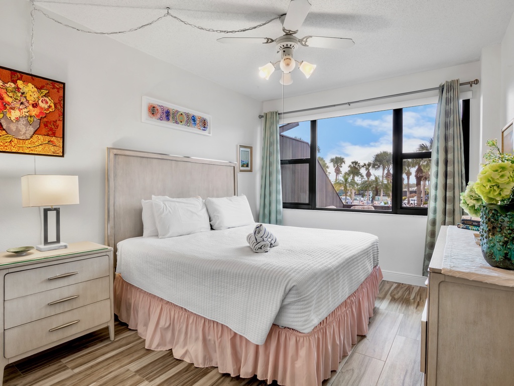 Guest Bedroom, Queen bed