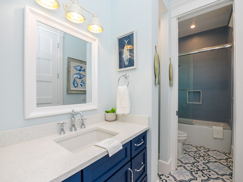 Seventh Bedroom (3rd floor), Ensuite Bathroom