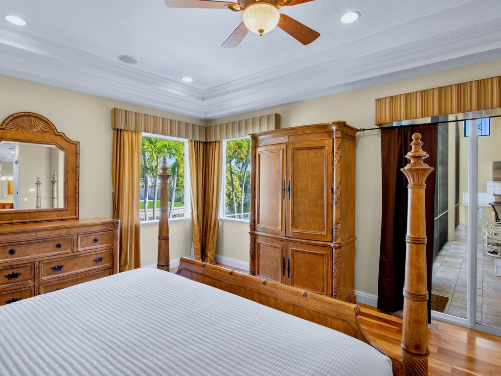 Primary Bedroom (1st floor), King bed