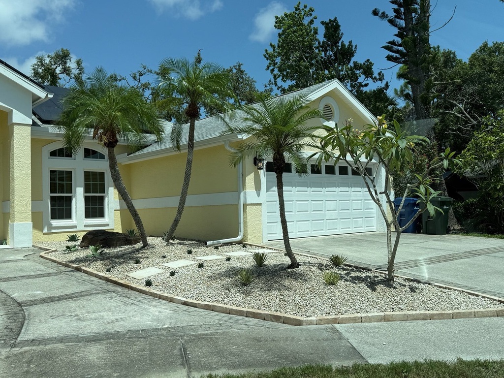 Casa Mango - Front Yard