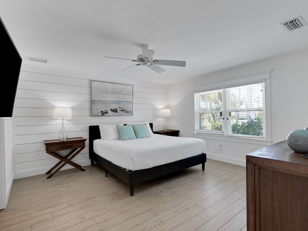 Second Bedroom, King