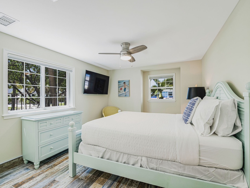 Third Bedroom (1st Floor), King bed