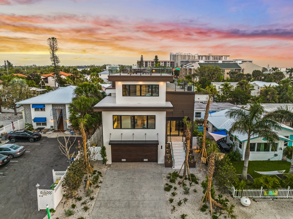 Knot A Basic Beach House - Lido Key Vacations