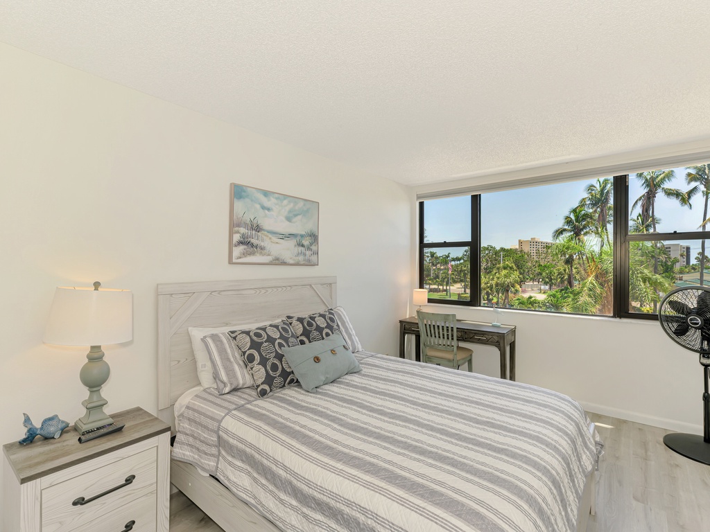 Second Bedroom, Queen bed